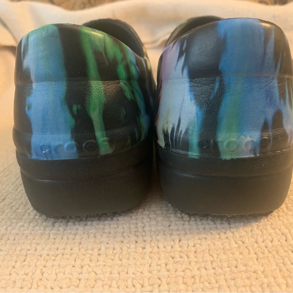 Crocs Women's Size 7 Multicolor Tie Dye Clog Shoes Slip Resistant - Picture 6 of 10